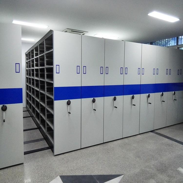 檔案密集架分為智能型電動密集架和手搖式密集架，款式分為：雙柱雙面式，櫥式、箱式、抽屜式、掛網(wǎng)式幾種款式：